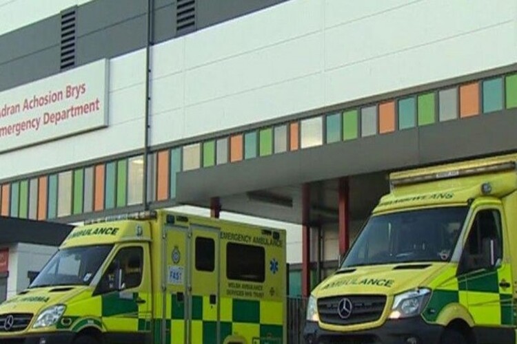เวลารอของ NHS Wales: การตอบสนองของรถพยาบาลแย่ที่สุดเป็นอันดับสอง